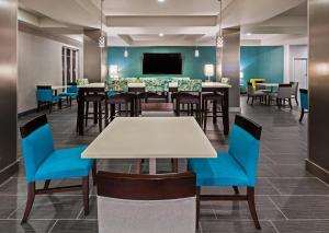 Holiday Inn Express and Suites Killeen-Fort Hood Area, an IHG Hotel 레스토랑 또는 맛집