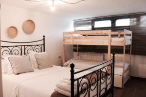 Двуетажно легло или двуетажни легла в стая в Casa de campo Villares