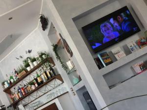 Cette chambre offre une vue sur un bar doté d'une télévision murale à écran plat. dans l'établissement Beach Hotel Clerice, à Rimini
