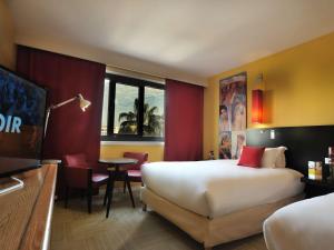 Hotel Mercure Alger Aéroport tesisinde bir odada yatak veya yataklar