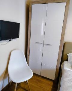 Televízia a/alebo spoločenská miestnosť v ubytovaní Eveline House