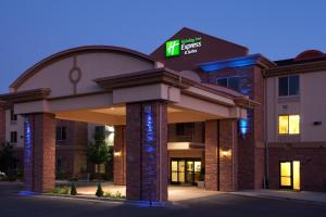 ein Hotelgebäude mit einem Schild darüber in der Unterkunft Holiday Inn Express & Suites Kanab, an IHG Hotel in Kanab