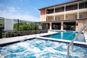 una piscina frente a un edificio en Holiday Inn Express & Suites Kailua-Kona, an IHG Hotel, en Kailua-Kona