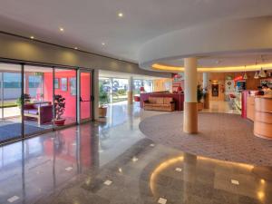 Majoituspaikan Hotel ibis Porto Sao Joao aula tai vastaanotto