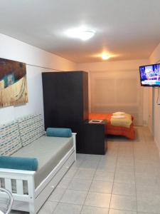 Habitación con 2 camas y TV de pantalla plana. en LAS MARINAS RENT en Bahía Blanca