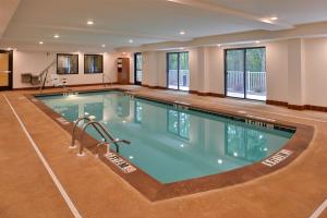 uma grande piscina interior com água azul em Holiday Inn Express and Suites West Ocean City, an IHG Hotel em Ocean City