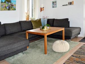 Een zitgedeelte bij 8 person holiday home in lb k