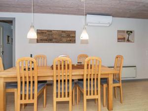 ヘンネ・ストランドにある10 person holiday home in Henneのダイニングルーム(木製テーブル、椅子付)