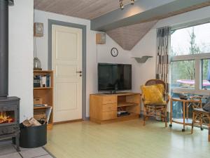 ヘンネ・ストランドにある10 person holiday home in Henneのリビングルーム(テレビ、テーブル、椅子付)