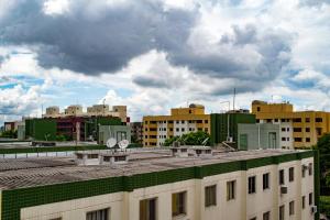 een gebouw met banken bovenop met gebouwen bij Kit Net - Vila Verde Sudoeste in Brasilia