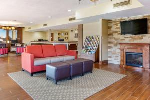 A seating area at Comfort Inn Lancaster at Rockvale