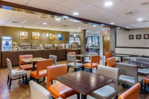 un ristorante con tavoli, sedie e bancone di Comfort Inn Lancaster at Rockvale a Lancaster