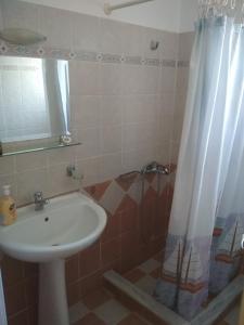 Kúpeľňa v ubytovaní Rent Rooms Alexiou + 37 fotografií