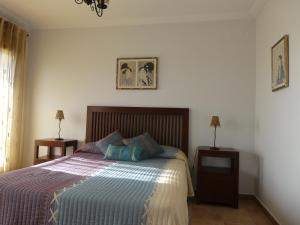 Łóżko lub łóżka w pokoju w obiekcie Apartamento primera linea Isla Canela