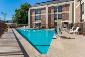 uma piscina em frente a um edifício em Comfort Inn Downtown em Chattanooga