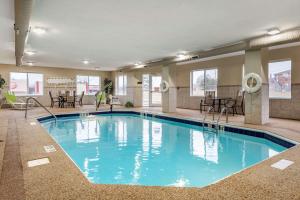 Comfort Inn & Suites في هيث: مسبح كبير مع ماء أزرق في غرفة الفندق