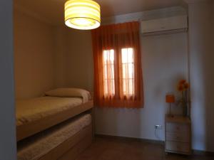 Łóżko lub łóżka w pokoju w obiekcie Apartamento primera linea Isla Canela