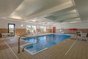 Bazén v ubytování Holiday Inn Express and Suites Lafayette East by IHG nebo v jeho okolí