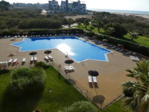 Bazén v ubytování Apartamento primera linea Isla Canela nebo v jeho okolí