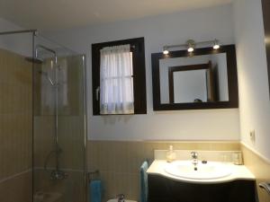 Łazienka w obiekcie Apartamento primera linea Isla Canela