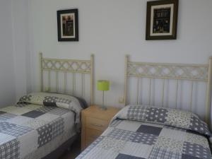 Łóżko lub łóżka w pokoju w obiekcie Apartamento primera linea Isla Canela