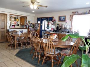 a kitchen and dining room with tables and chairs at Der Ruhe Blatz Motel in Shipshewana