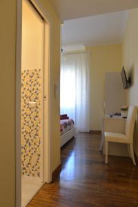 A television and/or entertainment centre at Sophie's Choice 2 a San Pietro