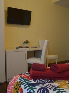 - une chambre avec un lit, une chaise et un bureau dans l'établissement Sophie's Choice 2 a San Pietro, à Rome