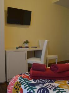 A television and/or entertainment centre at Sophie's Choice 2 a San Pietro