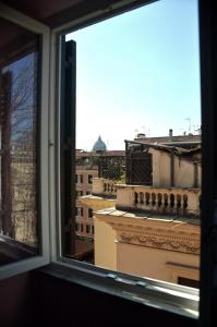 vista da una finestra di un edificio di Sophie's Choice 2 a San Pietro a Roma