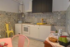 A kitchen or kitchenette at Sophie's Choice 2 a San Pietro