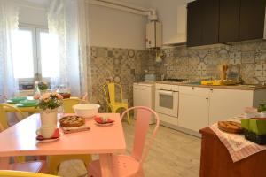 - une cuisine et une salle à manger avec une table et des chaises dans l'établissement Sophie's Choice 2 a San Pietro, à Rome