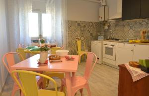 A kitchen or kitchenette at Sophie's Choice 2 a San Pietro