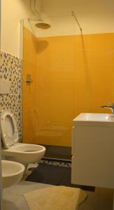 A bathroom at Sophie's Choice 2 a San Pietro