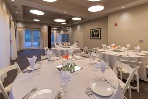 una sala de conferencias con mesas blancas y sillas blancas en The Residences at Biltmore - Asheville, en Asheville