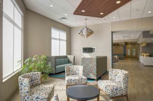 Lobby o reception area sa Holiday Inn Express & Suites North Platte, an IHG Hotel