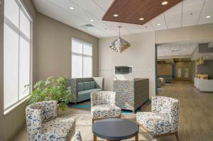 Χώρος καθιστικού στο Holiday Inn Express & Suites North Platte by IHG