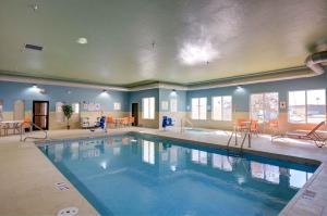 Πισίνα στο ή κοντά στο Holiday Inn Express & Suites North Platte by IHG