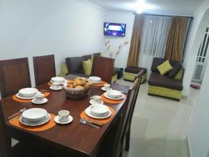 uma sala de jantar com uma mesa de madeira com cadeiras e uma sala de jantar em Casa Vacacional La Estación Paipa em Paipa