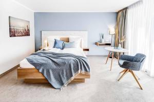 A bed or beds in a room at Hotel Muschelgrund