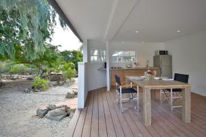 eine Küche und ein Esszimmer mit einem Tisch und Stühlen in der Unterkunft Koeriboeri Aruba Lodges in Babijn