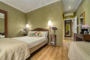 um quarto com uma cama e uma mesa com flores em BQ House Trevi Luxury Rooms em Roma