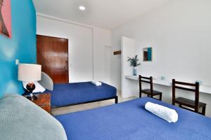 Tempat tidur dalam kamar di Hostal Ten to Ten Puerto Vallarta
