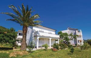 Zahrada ubytování Apartments 501 - spacious and bright apartment on island of Rab