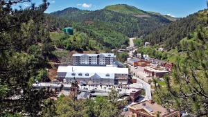 une vue aérienne sur une ville dans les montagnes dans l'établissement Holiday Inn Resort Deadwood Mountain Grand, an IHG Hotel, à Deadwood