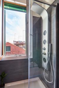 baño con ducha y ventana grande en Classy Venice, en Venecia