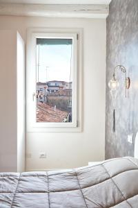 Una sala de estar con un sofá y una ventana. en Classy Venice, en Venecia