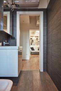 y baño con lavabo y encimera. en Classy Venice, en Venecia