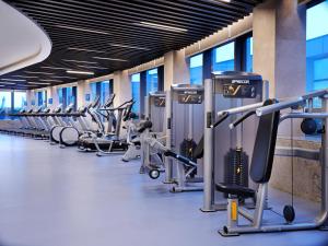 Fitness centrum a/nebo fitness zařízení v ubytování HUALUXE Wuhu