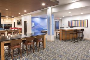 Holiday Inn Express & Suites - Rapid City - Rushmore South, an IHG Hotel tesisinde bir restoran veya yemek mekanı